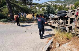 Bodrum’da devrilen kamyonda sıkışan 3 kişi kurtarıldı