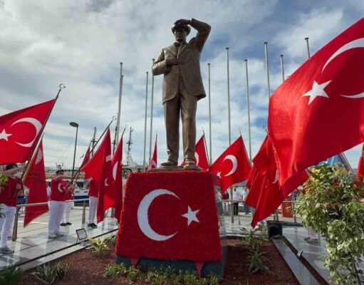 Marmaris’te 19 Mayıs coşkusu çelenk sunumu ile başladı