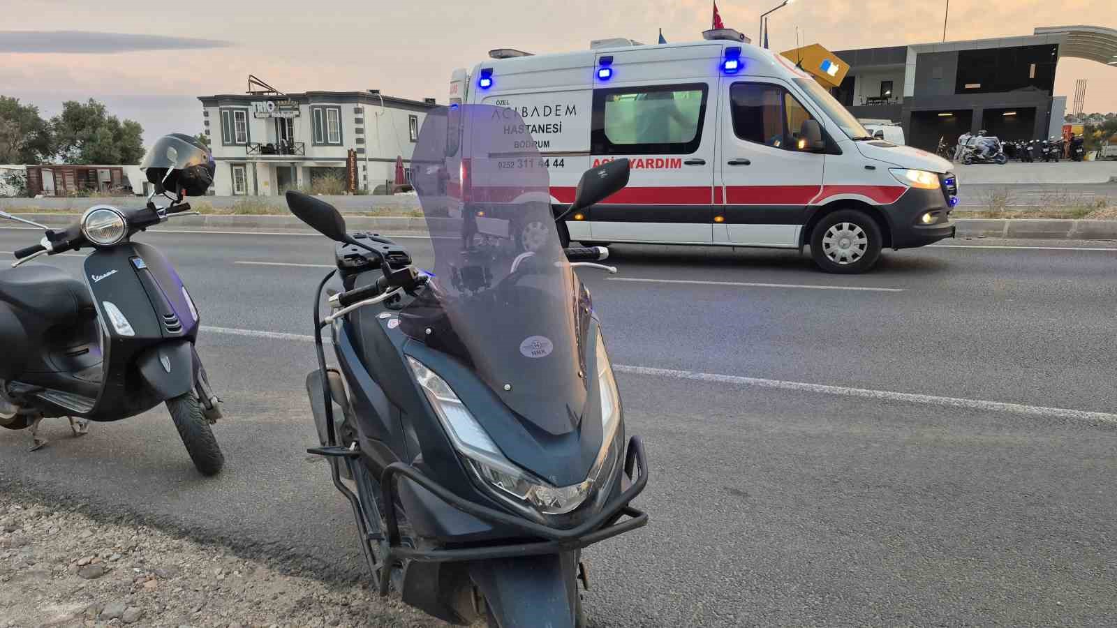 Motosiklet otomobile çarptı: 2 yaralı