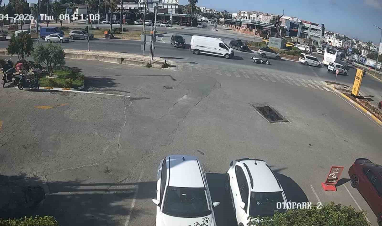 Bodrum’daki kaza kamerada: “Motosiklet savruldu, 2 kişi yaralandı”