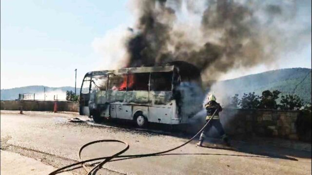 Seyir halindeki servis midibüsü alev alev yandı