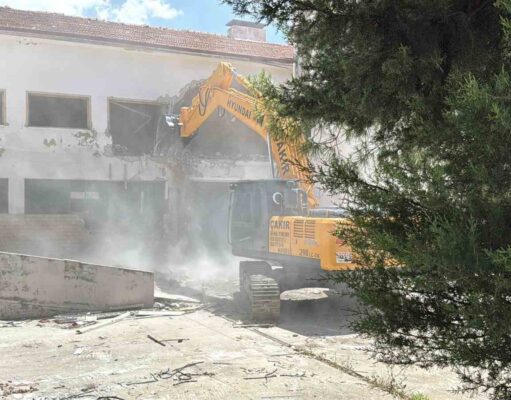 Menteşe’de 72 yıldır hizmet veren bina yıkılıyor