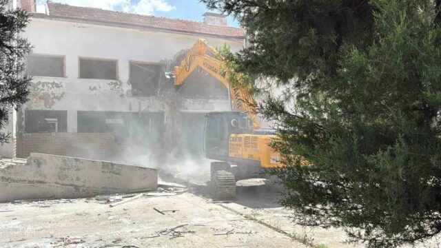 Menteşe’de 72 yıldır hizmet veren bina yıkılıyor