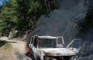 Seyir halindeki araçta çıkan yangın, ormanlık alana sıçradı