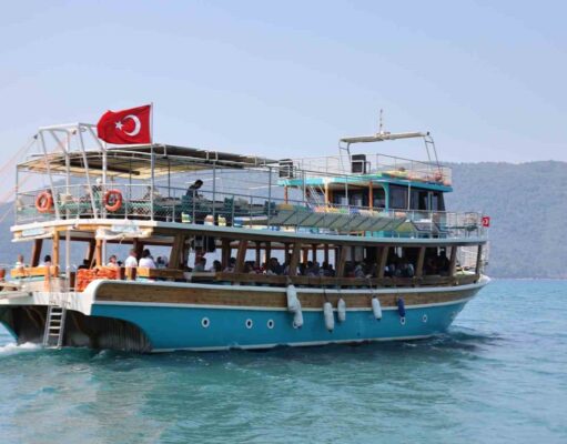 Muğla Büyükşehir Belediyesi şehit aileleri ve gazileri tekne gezisi düzenledi