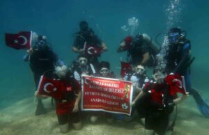 Liseli gençlerden milli takıma sualtından destek
