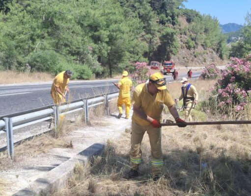 Marmaris’te orman yangınlarına karşı yol kenarlarında yoğun mesai