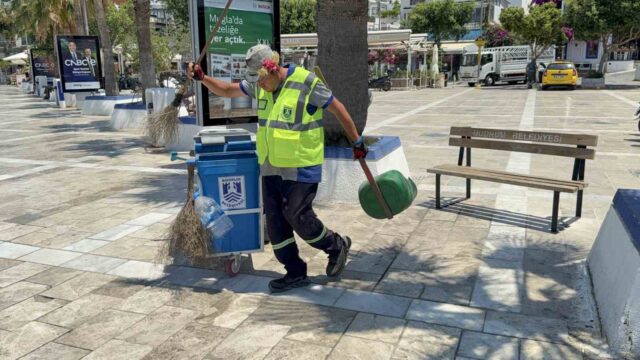 Bodrum sokaklarını müzikle temizliyor