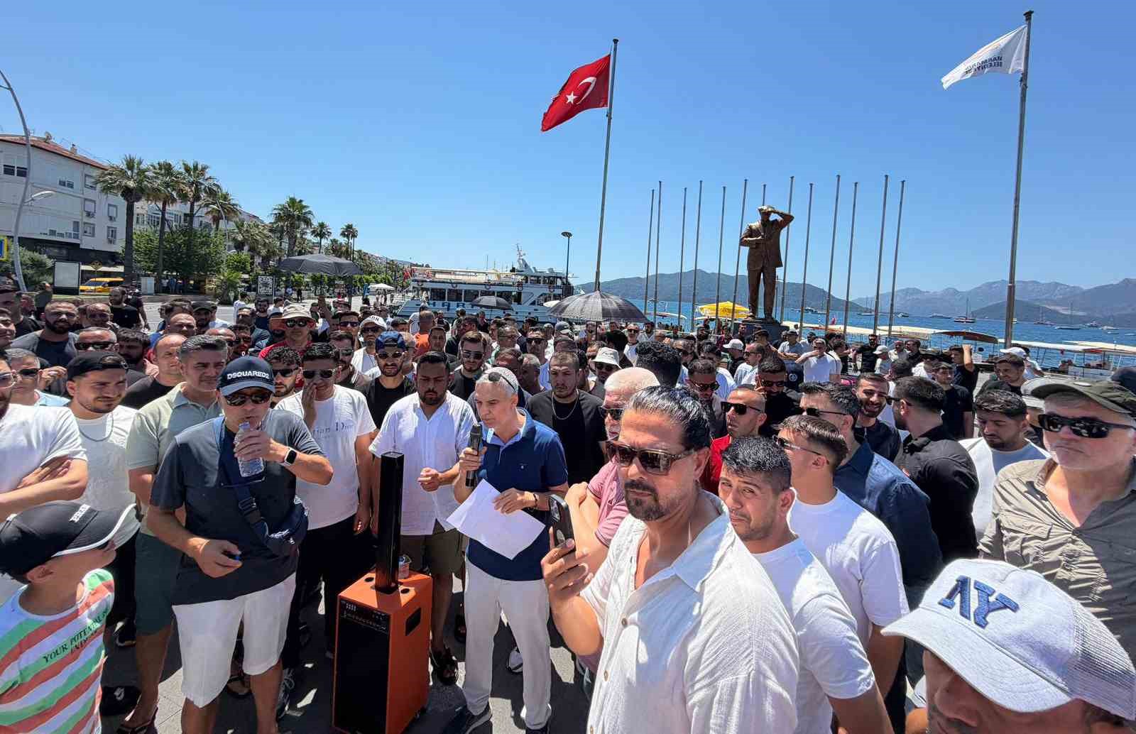 Marmaris’te esnaf, Kapalı Çarşı’nın üzerinin açılmasını protesto etti