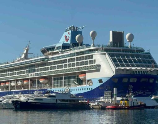 Dev gemi 2 bin500 yolcusu ile Marmaris Limanı’na demirledi