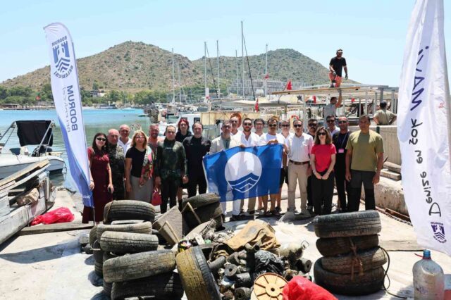 Akyarlar’da deniz dibinden 1 ton çöp çıktı