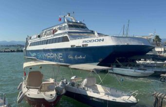 Rodos seferi yapan feribot Fethiye’de karaya oturdu