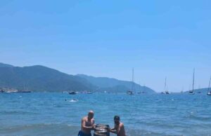 Marmaris Halk Plajı’nda denizden çıkan dev lastik şaşırttı