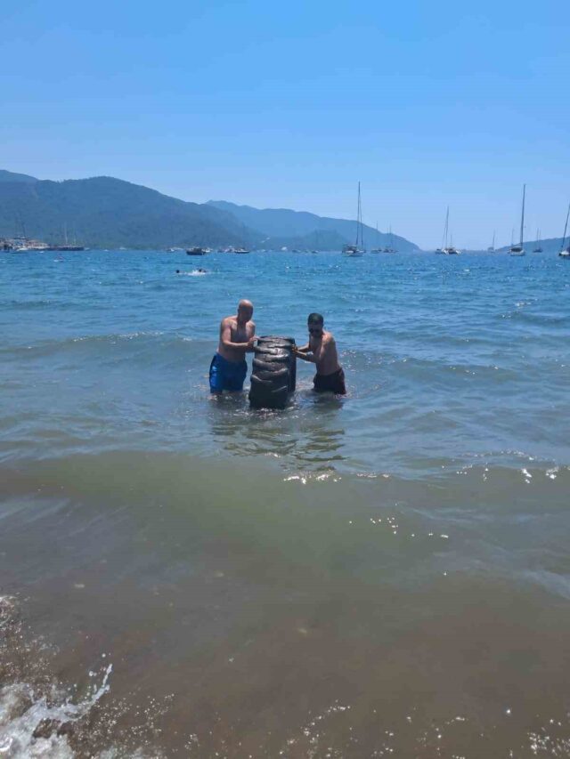 Marmaris Halk Plajı’nda denizden çıkan dev lastik şaşırttı