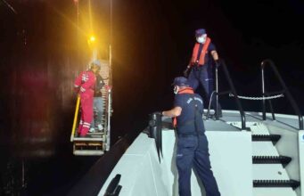 Ticari gemide rahatsızlanan vatandaşa Sahil Güvenlikten tıbbi tahliye
