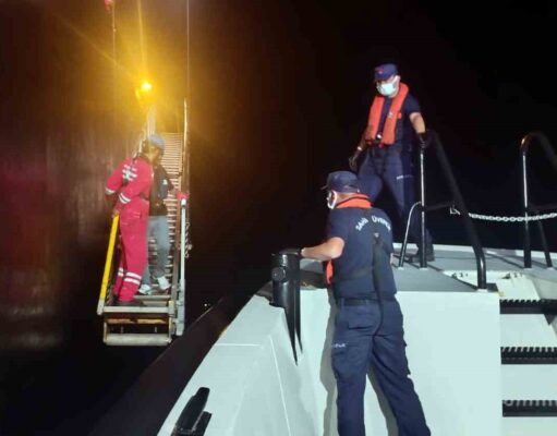 Ticari gemide rahatsızlanan vatandaşa Sahil Güvenlikten tıbbi tahliye