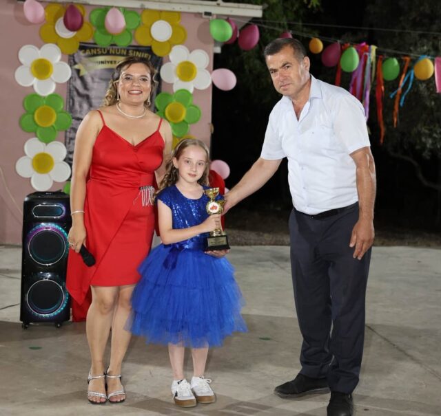 Köyceğiz’de Muhtar Acar’dan başarılı öğrenciye ödül