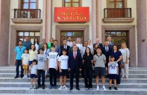 Muğla Valisi Dr. İdris Akbıyık, LGS şampiyonlarını altınla ödüllendirdi