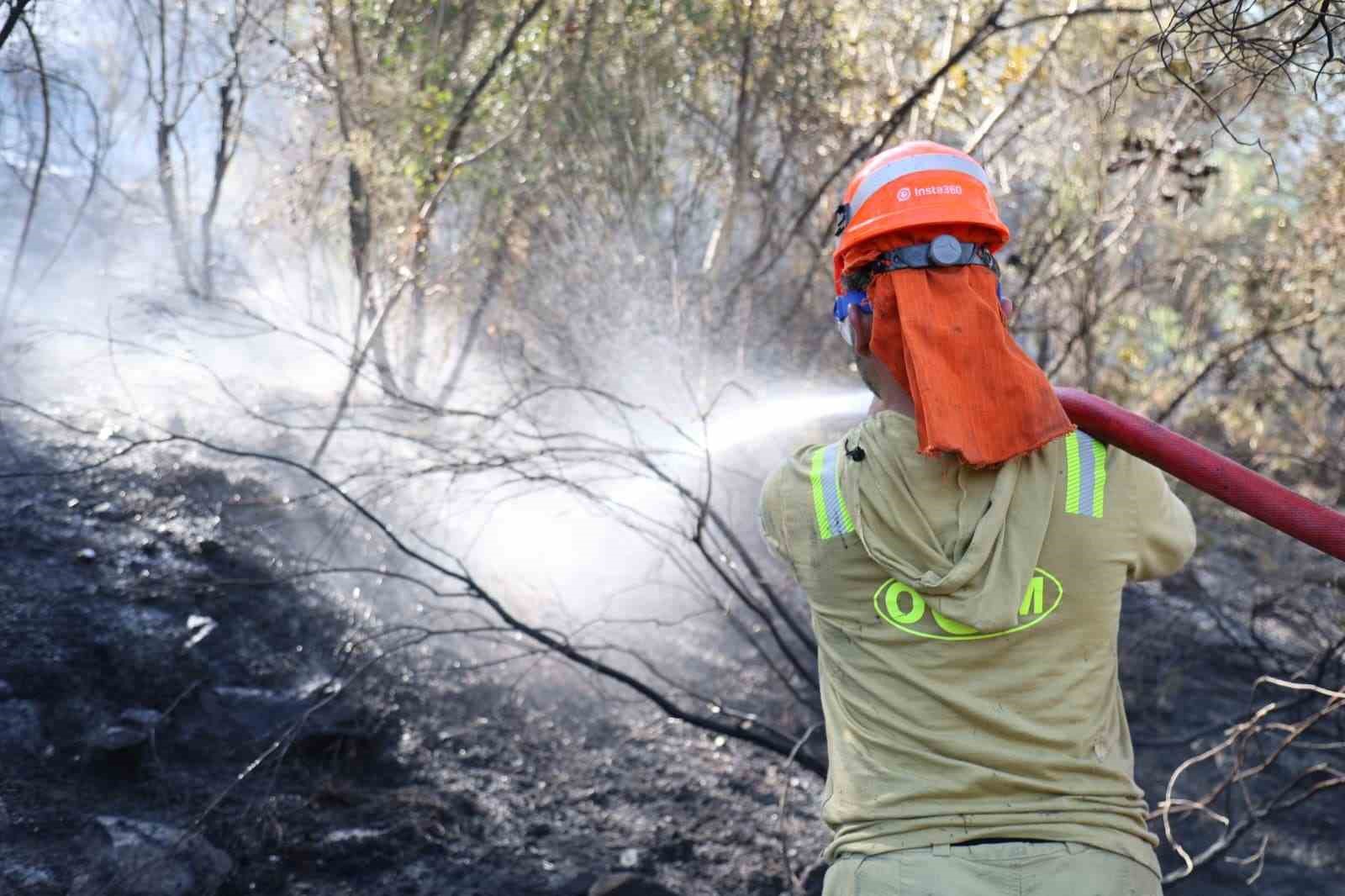 Fethiye’deki yangında zaman zaman yaşanan alevlenmelere ekipler anında müdahale ediyor