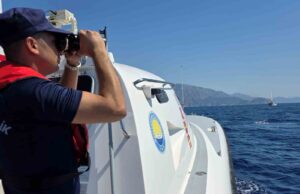 Marmaris açıklarında batan göçmen botunda kayıp 2 kişiyi arama çalışmaları sürüyor