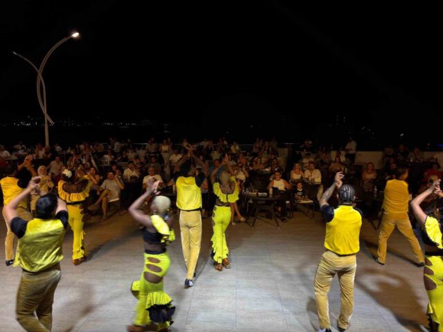 Bardakçı Koyu’nda tatil konser ve dans şovlarıyla renklendi