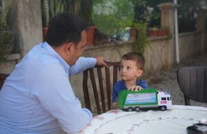 Her Sabah Çöp Kamyonunu Selamlayan Minik Çağan’a Başkan Durmuş’tan Anlamlı Sürpriz