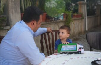 Her Sabah Çöp Kamyonunu Selamlayan Minik Çağan’a Başkan Durmuş’tan Anlamlı Sürpriz