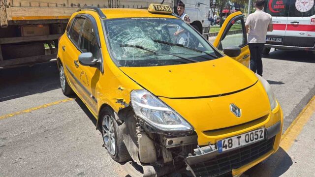 Menteşe’de park halindeki araçlara çarpan taksinin sürücüsü yaralandı