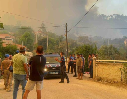 Fethiye’deki yangın 4 saattir sürüyor: “Bir mahalle tedbir amaçlı tahliye ediliyor”