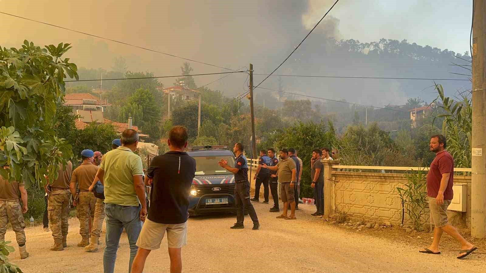 Fethiye’deki yangın 4 saattir sürüyor: “Bir mahalle tedbir amaçlı tahliye ediliyor”