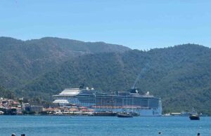 Dev yolcu gemisi Marmaris’e 5 bin yolcu ve mürettebatıyla demir attı