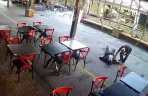 Yardım ediyormuş gibi yaptı, cüzdanını çaldı