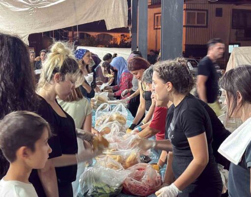 Bir yanda alevlerle mücadele, bir yanda yürek ısıtan dayanışma