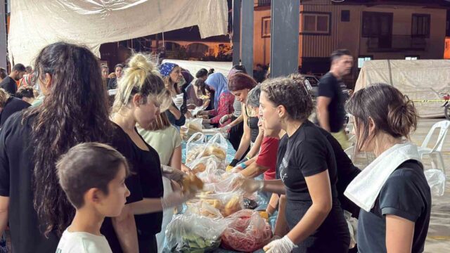 Bir yanda alevlerle mücadele, bir yanda yürek ısıtan dayanışma