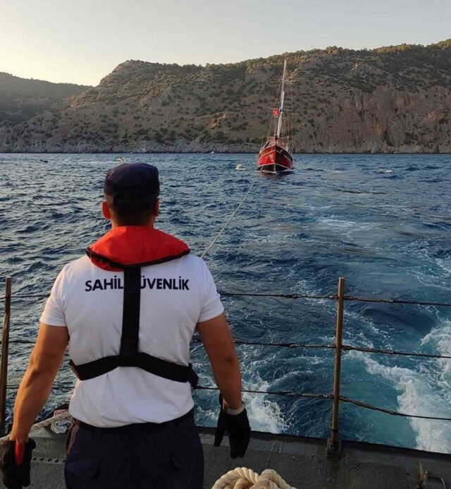 Arızalanan yat, Sahil Güvenlik ekipleri tarafından kurtarıldı