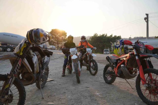 Motorlarını yarış için değil ateş savaşçıları için sürdüler