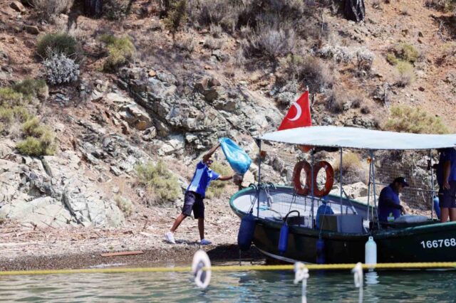 Yeşil ile mavinin buluştuğu koylardan 11 yılda 306 ton çöp toplandı