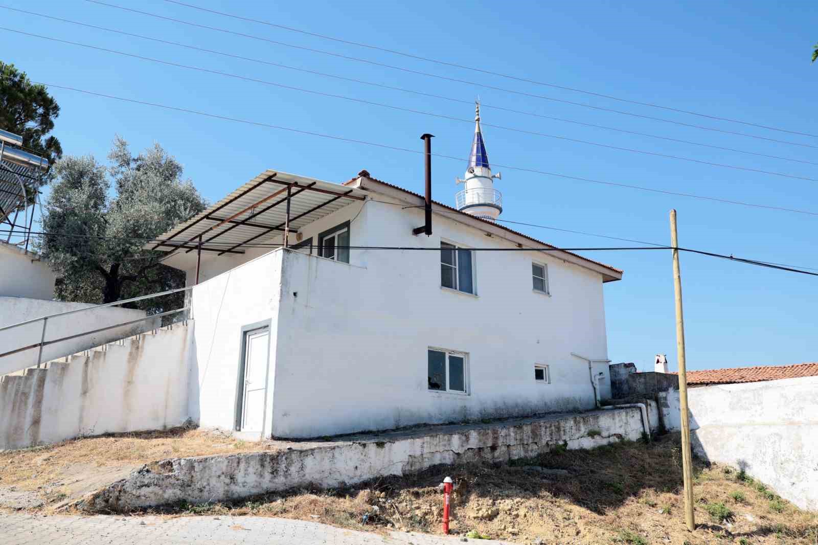 Psikolojik sorunları olan ve istifa eden imamın lojmanından tonlarca çöp çıktı