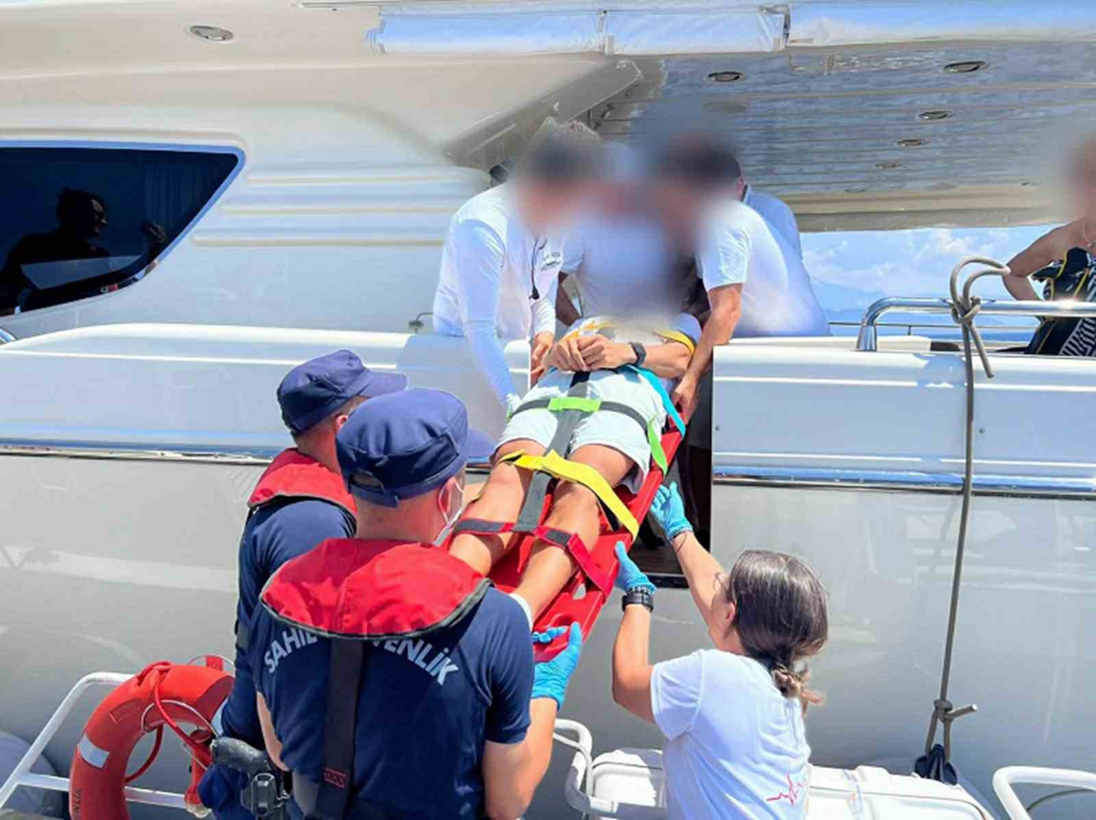 Fethiye’de özel teknede yaralanan vatandaşa tıbbi tahliye