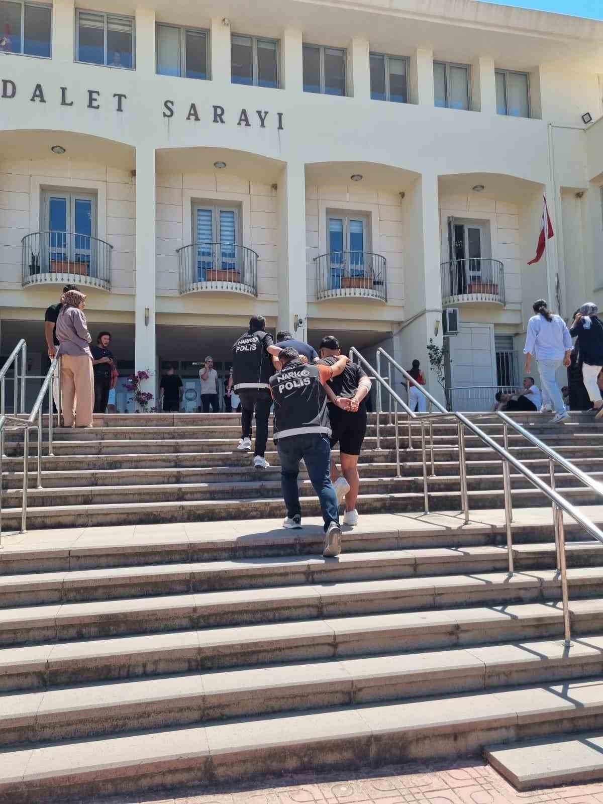 Uyuşturucu şüphelileri dronla yakalandı