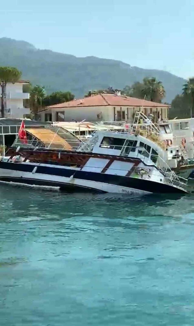 Akyaka’da tur teknesi su alarak yan yattı