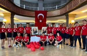 Bodrum’da otel personeli 30 Ağustos’a bayraklı kıyafetlerle damga vurdu