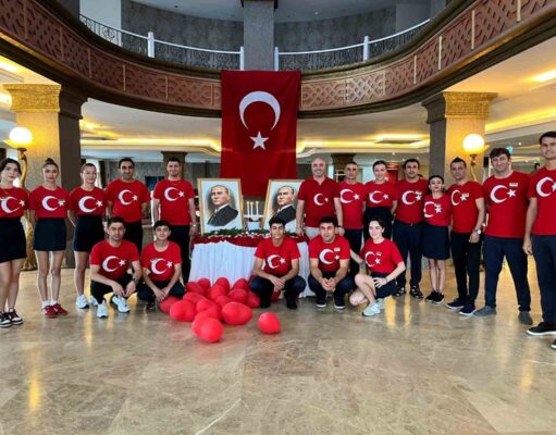 Bodrum’da otel personeli 30 Ağustos’a bayraklı kıyafetlerle damga vurdu