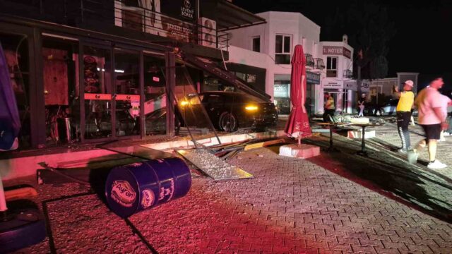 Otomobil börekçiye girdi: 2 yaralı