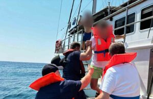Karaya oturan gezi teknesindeki 11 kişi Sahil Güvenlik tarafından kurtarıldı
