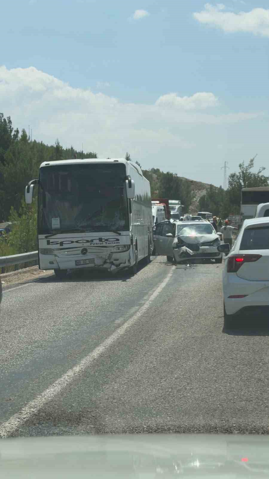 Seydikemer’de yolcu otobüsü ile ticari araç çarpıştı: 5 yaralı