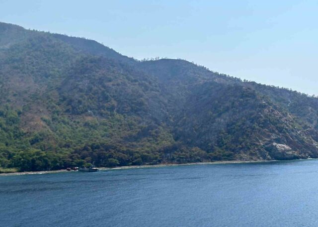 Marmaris’te yangın bölgesinde yeniden alevlenmelere karşı yoğun mesai