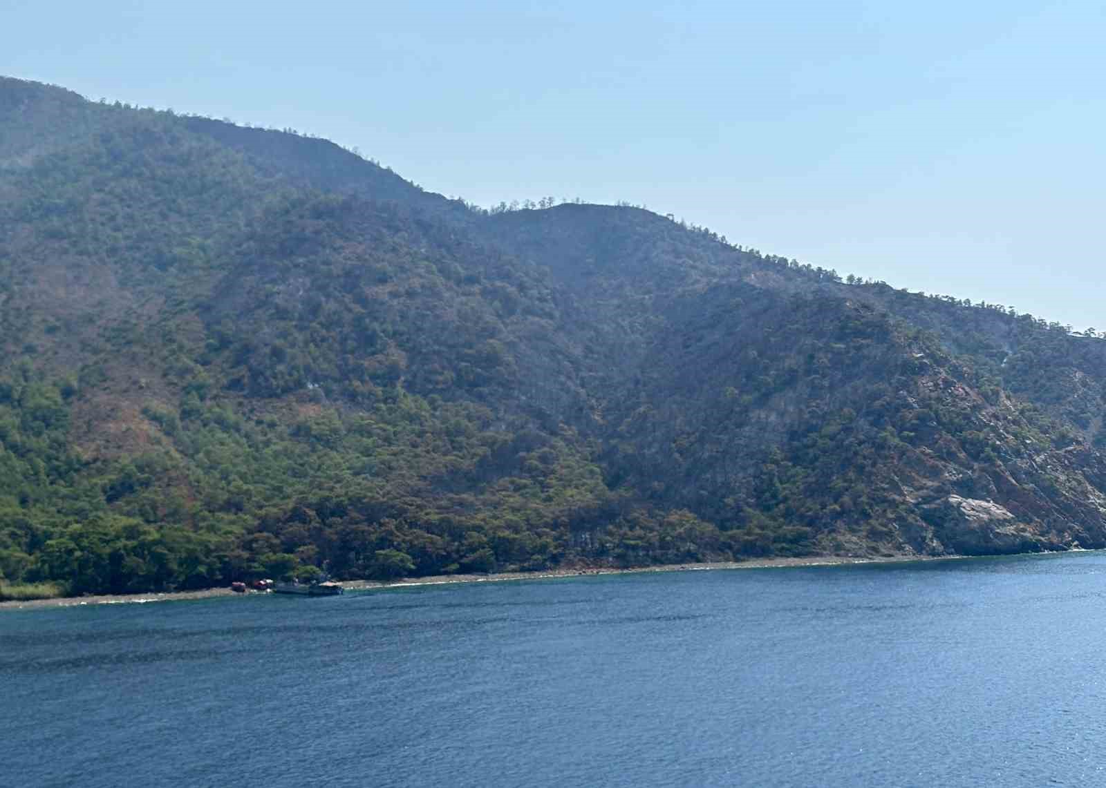 Marmaris’te yangın bölgesinde yeniden alevlenmelere karşı yoğun mesai