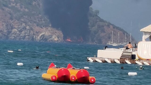 Fethiye’de gezi teknesi alev aldı: 115 kişi denize atladı