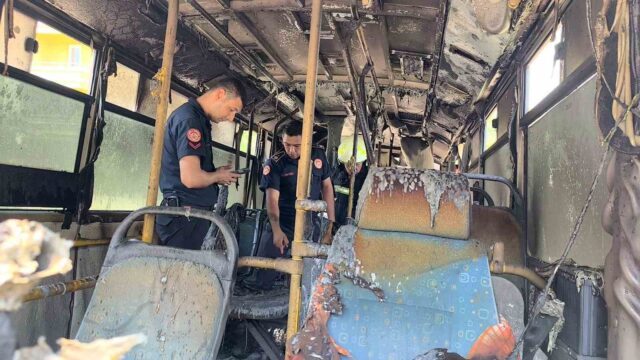 Muğla’da park halindeki midibüste yangın çıktı
